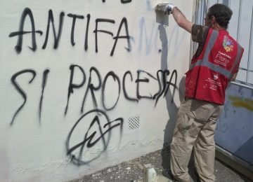 Gli Angeli del Bello ripuliscono nuovamente la cappella di Villa il Casone imbrattata.