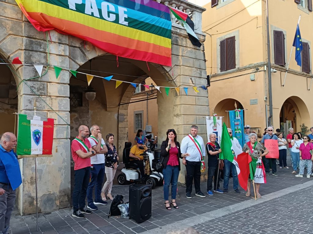 Grande successo per il sit-in di pace a Cascina