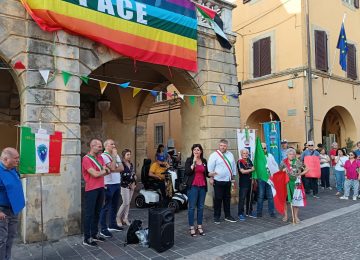Grande successo per il sit-in di pace a Cascina