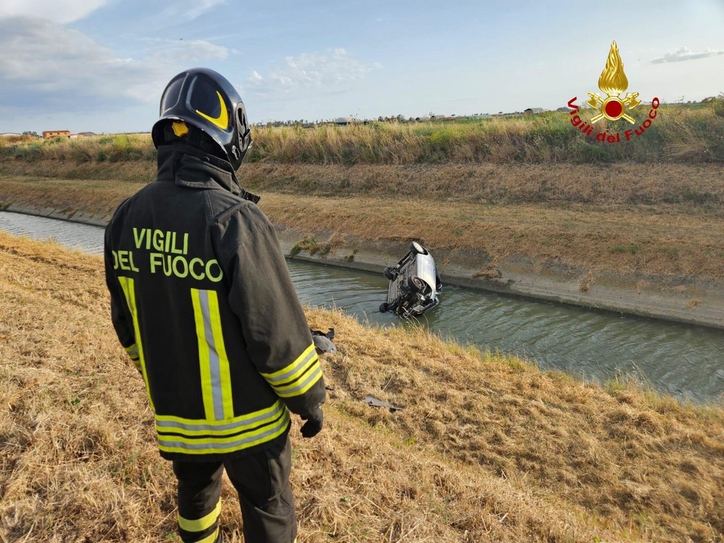 Grosseto: Perde il controllo dell'auto e finisce fuori strada, un ferito nel Grossetano