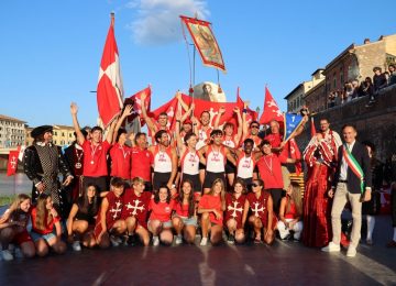 Il Palio di San Ranieri si colora di rosso: trionfa la barca di San Martino