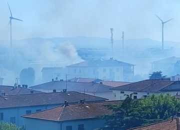 Incendio nei pressi della stazione di Pontedera, linea ferroviaria sospesa. Comune: "Tenete le finestre chiuse"