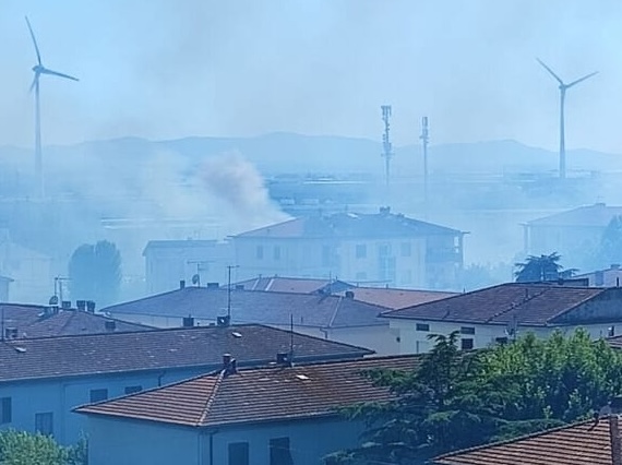 Incendio nei pressi della stazione di Pontedera, linea ferroviaria sospesa. Comune: "Tenete le finestre chiuse"