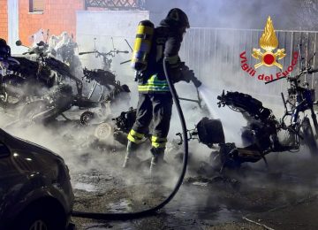 Incendio notturno coinvolge sette motorini e danneggia tre auto a Firenze