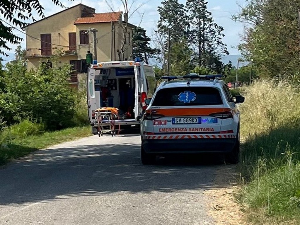 Incidente sulla Statale 73 ad Arezzo: due donne ferite, una in condizioni gravi. Traffico deviato.