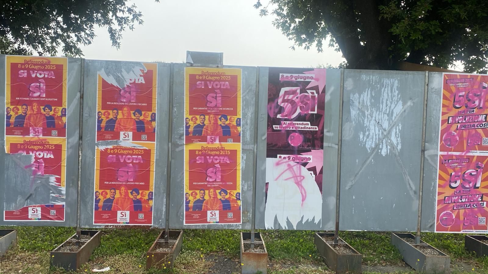 Manifesti elettorali per il referendum a Certaldo danneggiati