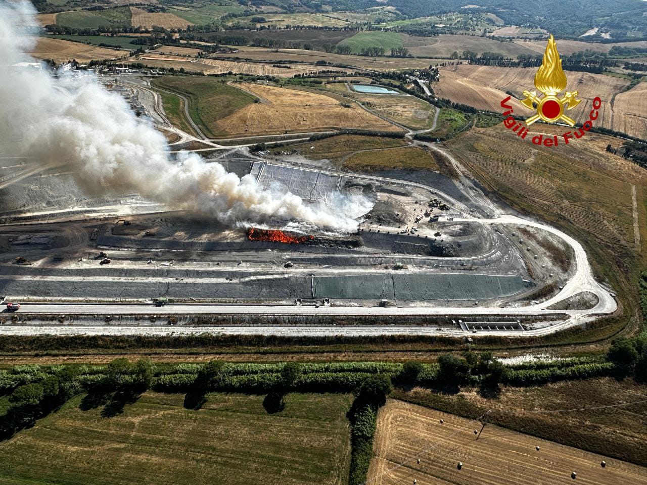 Maxi incendio a Rosignano: fiamme nella discarica di Scapigliato