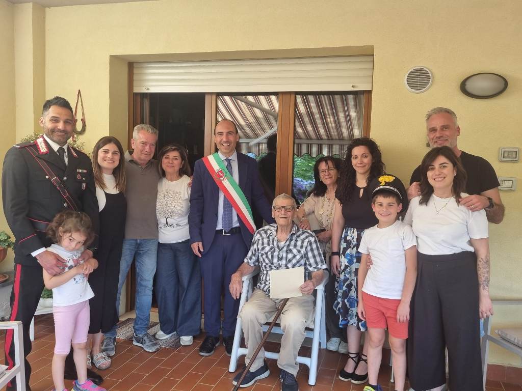 Montemurlo, cento candeline per Ernesto Tagliaferri. I figli: “È la nostra pietra miliare.”