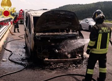 Mugello: A1 Barberino - Incendio di un furgone