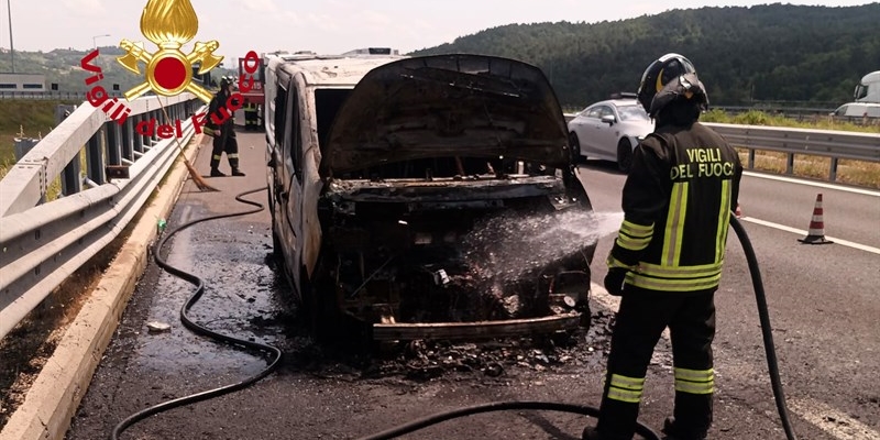 Mugello: A1 Barberino - Incendio di un furgone