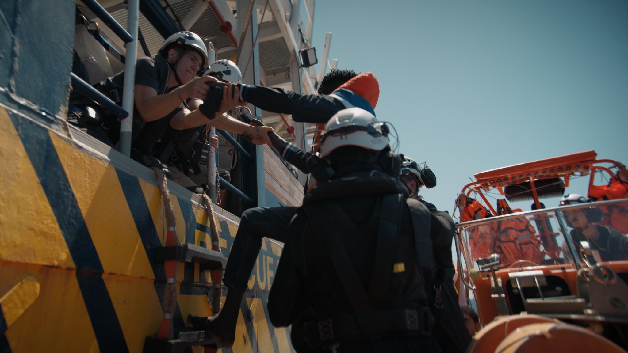 Nave Sea-Watch 5 arriva nel porto di Carrara, controlli sanitari per 30 migranti