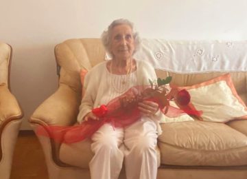 “Nonna Mina” festeggia 102 anni: auguri e omaggio floreale dal sindaco