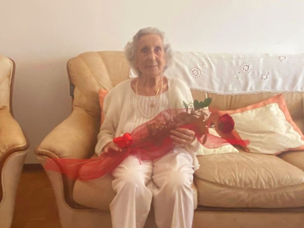 “Nonna Mina” festeggia 102 anni: auguri e omaggio floreale dal sindaco