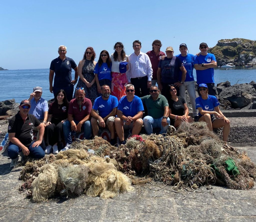 Oltre 600 Metri di Reti Fantasma Rimosse dalle Acque di Aci Castello - Agenzia Italpress