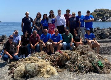 Oltre 600 Metri di Reti Fantasma Rimosse dalle Acque di Aci Castello - Agenzia Italpress