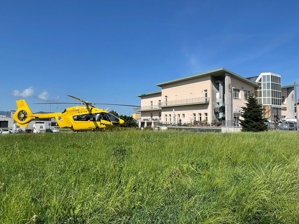 Oste anziano cade dal terrazzo: interviene l'elisoccorso