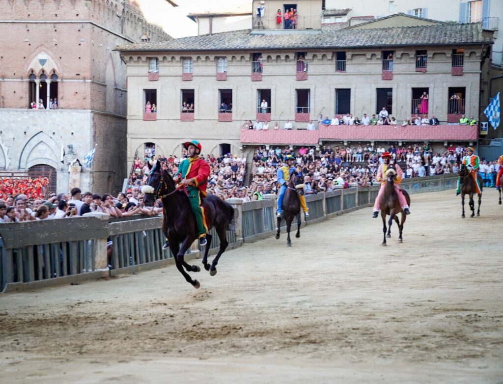 Palio di Siena: Il Drago trionfa nella prima prova