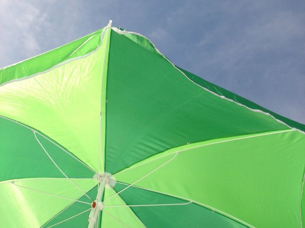 Pietrasanta: 'Ombrelloni sociali' per supportare le famiglie in difficoltà quest'estate - Ecco come fare domanda