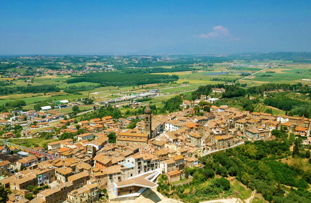 Rubò una collana a un'anziana: denunciata una 28enne a Peccioli