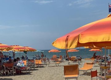 Viareggio, un vortice di vento improvviso danneggia due stabilimenti balneari