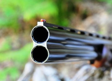 Villa Campanile: scambia il consigliere e il figlio per ladri e spara verso di loro.