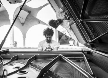 Intervista con il Maestro Alessio Cioni: talento pianistico e passione per le Vespe