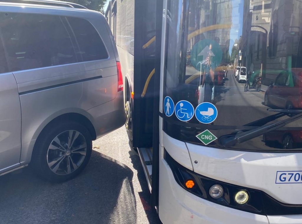 Auto parcheggiata in modo errato blocca il bus tra Livorno e Pisa