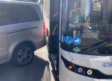 Auto parcheggiata in modo errato blocca il bus tra Livorno e Pisa