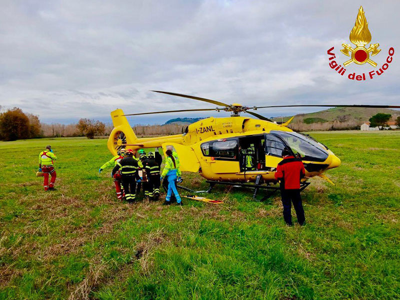 Auto sbanda e colpisce un operaio a Certaldo: interviene l'elisoccorso