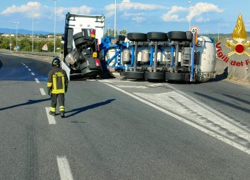 Autocisterna di olio d'oliva si ribalta sulla Fi-Pi-Li: traffico congestionato e code