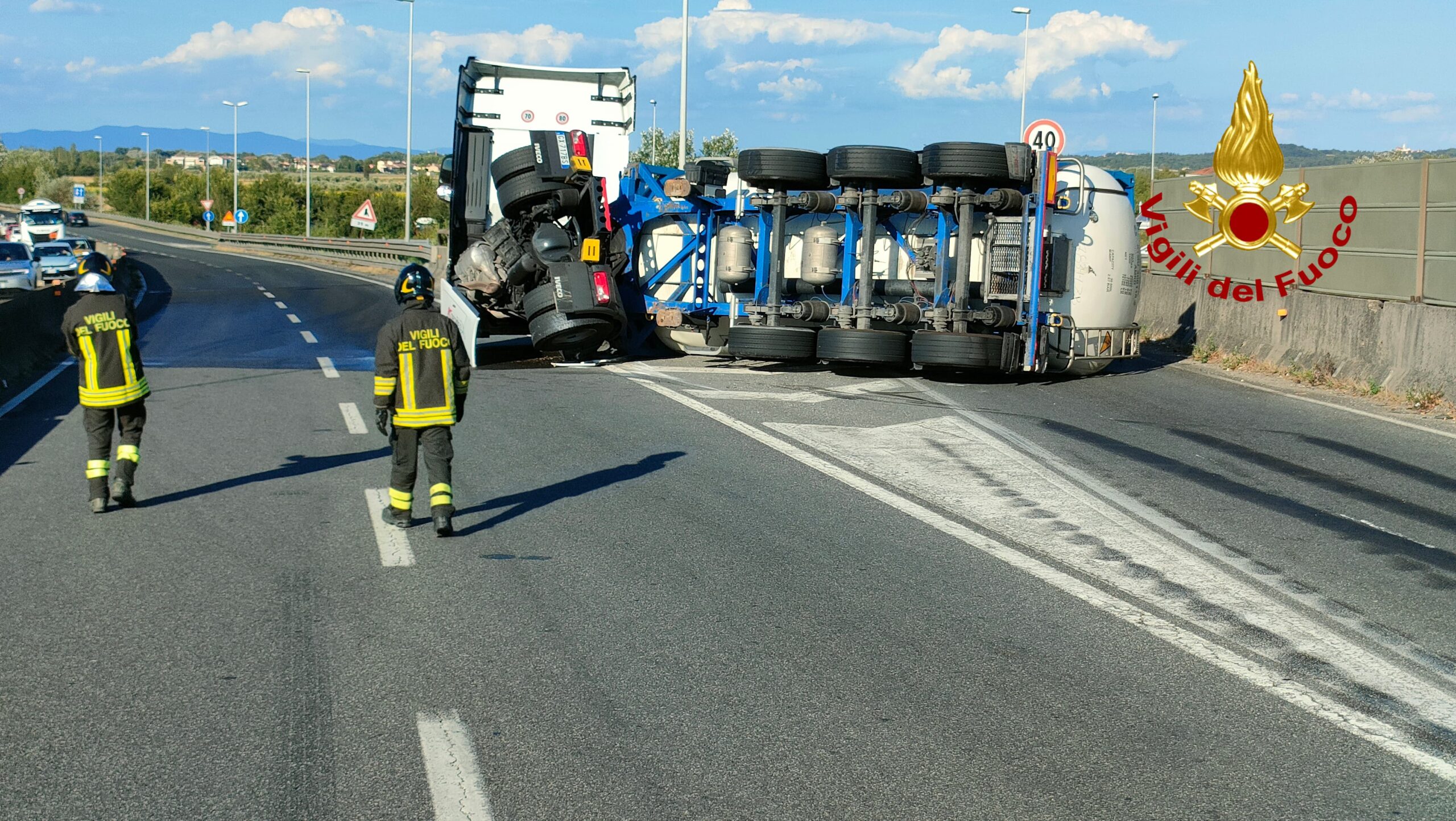 Autocisterna di olio d'oliva si ribalta sulla Fi-Pi-Li: traffico congestionato e code