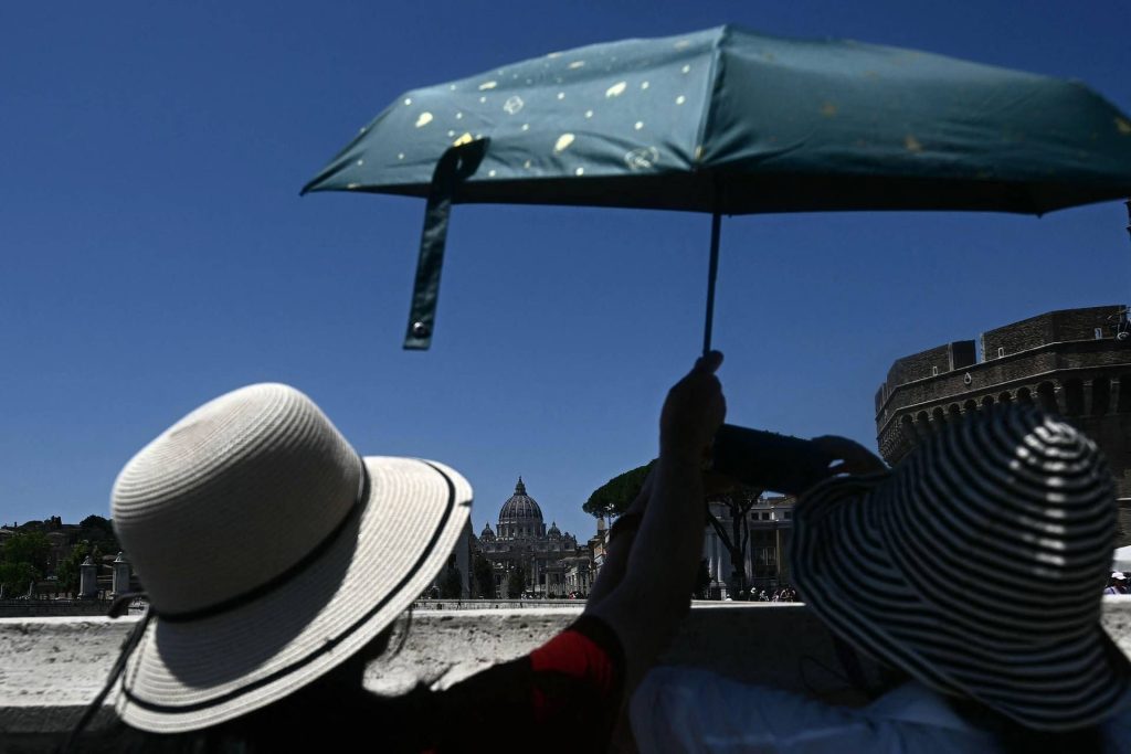 Caldo da record, bollino rosso in 15 città oggi 5 luglio: domani si cambia