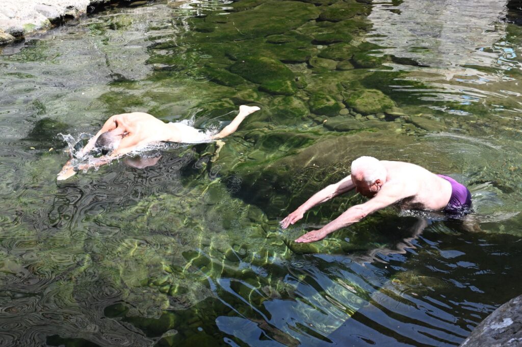 Ciuffenna, Giani e il sindaco Rossi si tuffano per inaugurare il percorso lungo il fiume