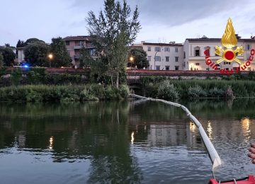 Comparsa di una chiazza di idrocarburi nell'Arno vicino a Ponte San Niccolò