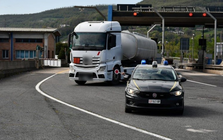 Controlli nei distributori: Guardia di Finanza e ADM sequestrano 70.000 litri di carburante