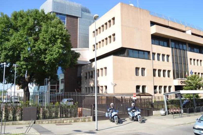 Criminale pericoloso si libera delle manette e tenta la fuga dalla questura di Prato