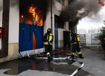 Firenze: Scandicci - Incendio in un edificio industriale di lavorazione dei metalli
