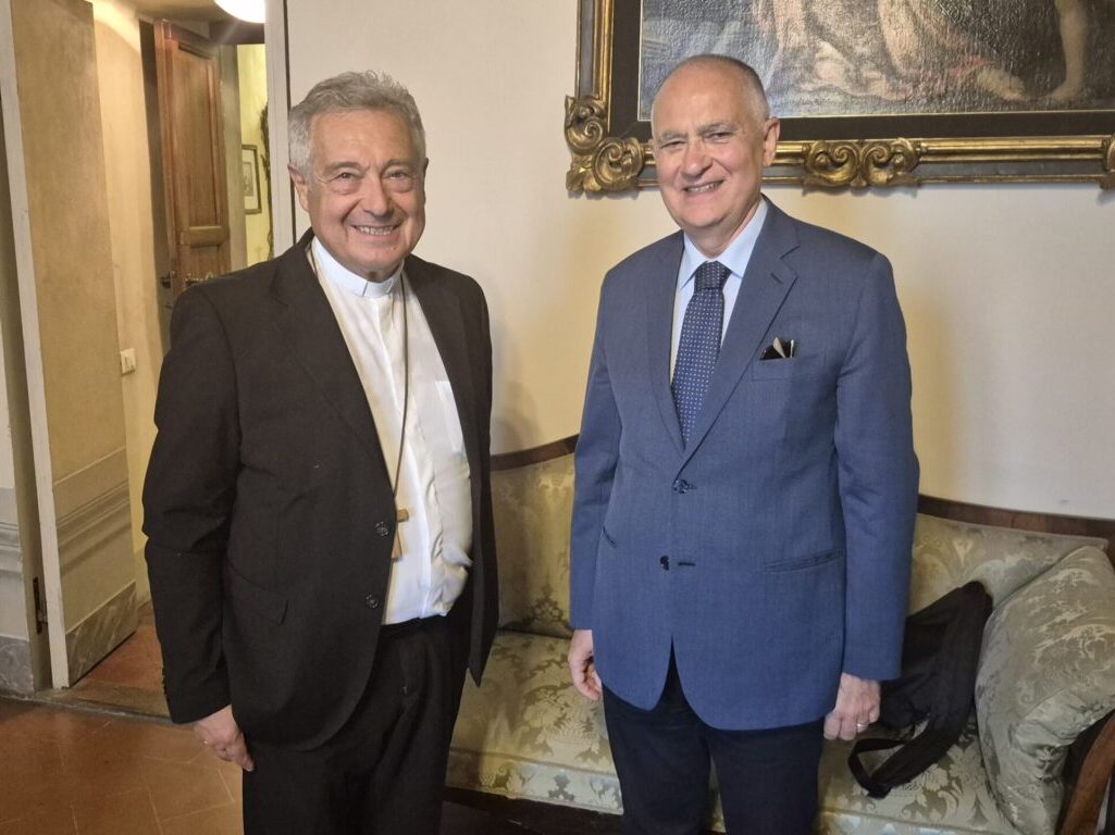 Il Vescovo di Prato incontra il Commissario Sammartino e gli porge i migliori auguri per il lavoro.