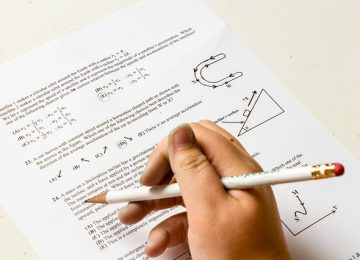 In congedo parentale, un professore lavorava realmente come imprenditore in Medio Oriente