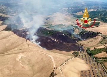 Incendio a Certaldo: minacce alle abitazioni, 16 ettari in fumo nelle colline di Montebello