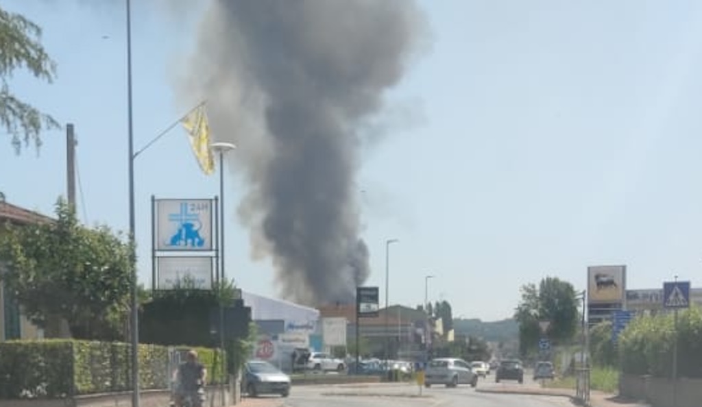 Incendio di sterpaglie a San Miniato: coinvolta anche una baraccopoli