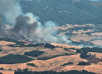 Incendio nei boschi attorno a Pomarance