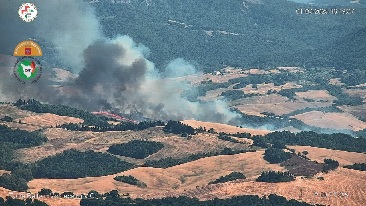 Incendio nei boschi attorno a Pomarance
