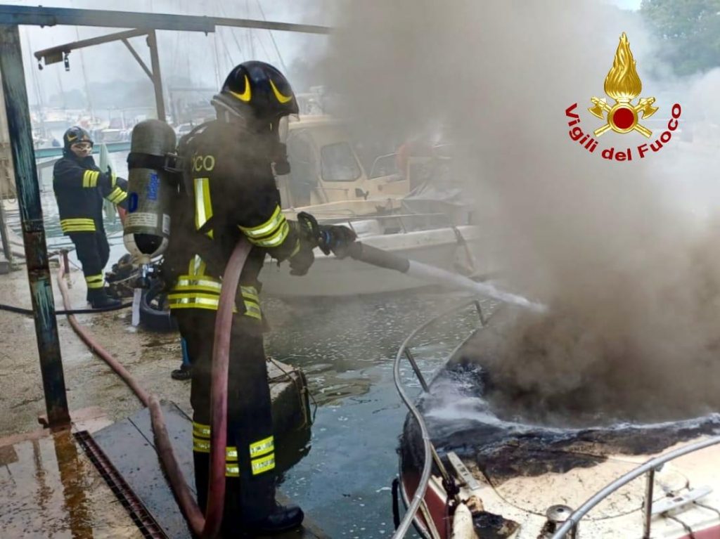 Incendio sul Lungarno D’Annunzio a Pisa: tre barche in fiamme e un ferito