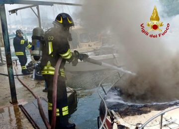 Incendio sul Lungarno D’Annunzio a Pisa: tre barche in fiamme e un ferito
