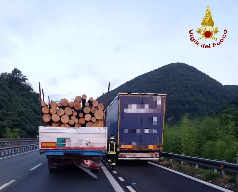 Incidente sulla bretella Lucca-Viareggio tra furgone e camion: muore un 64enne