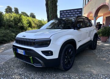 Jeep presenta la nuova Avenger 4xe con trazione integrale.