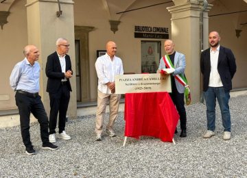 La corte dei Loggiati di San Miniato si trasforma in piazza Andrea Camilleri: inaugurazione con Zingaretti.