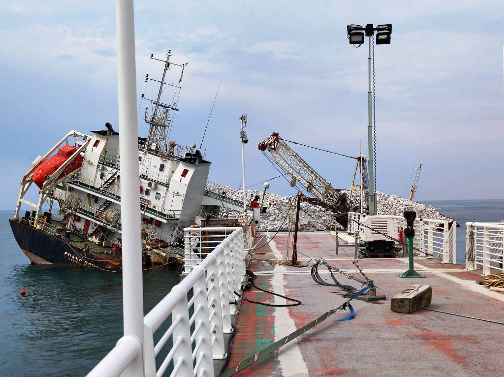 La nave incagliata a Marina di Massa sarà tolta entro settembre.