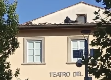 Paura a Castelfiorentino: lancia tegole dal tetto del teatro in stato di alterazione